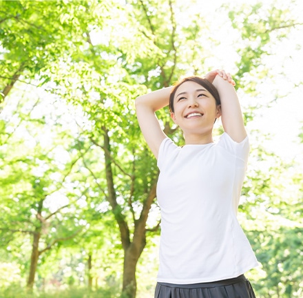 ヘッドセットをつけた女性がオンラインで健康に関する相談を行う様子、自己投資としての健康をイメージ